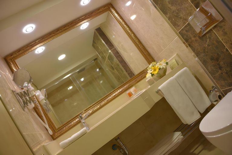 Bathroom 3, Ege Palas, Konak