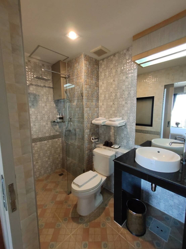 Bathroom 5, Ton Aoi Grand Hotel, Hat Yai