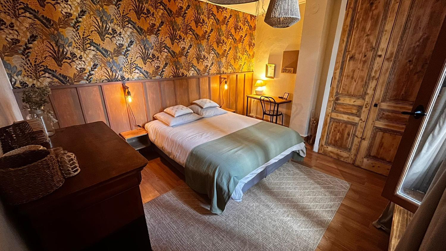 Bedroom, UNE FERME EN VILLE Chambres d'hotes, Table d'hotes, Petit dejeuner compris, Rhône