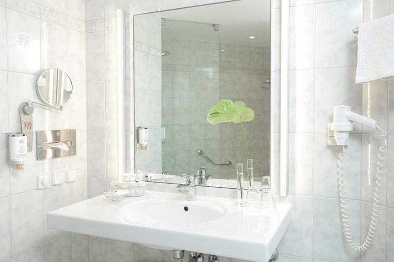 Bathroom 4, Mercure Berlin Tempelhof, Berlin