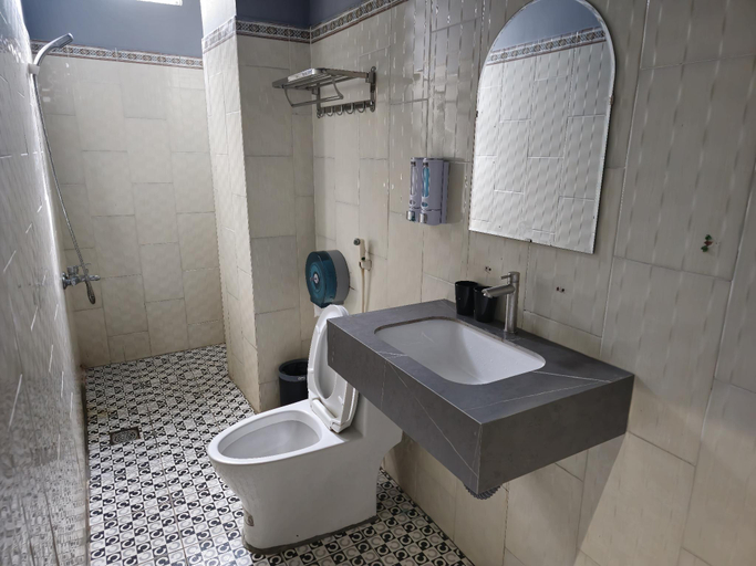 Bathroom, Japan Luna Hotel Binh Duong -BAYLUXURY, Di An