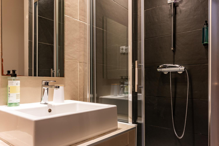 Bathroom 3, Hotel de la Presse Bordeaux Centre, Gironde