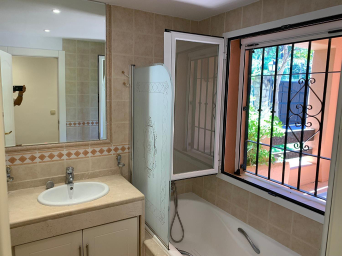Bathroom 2, Oasis de Marbella, Málaga
