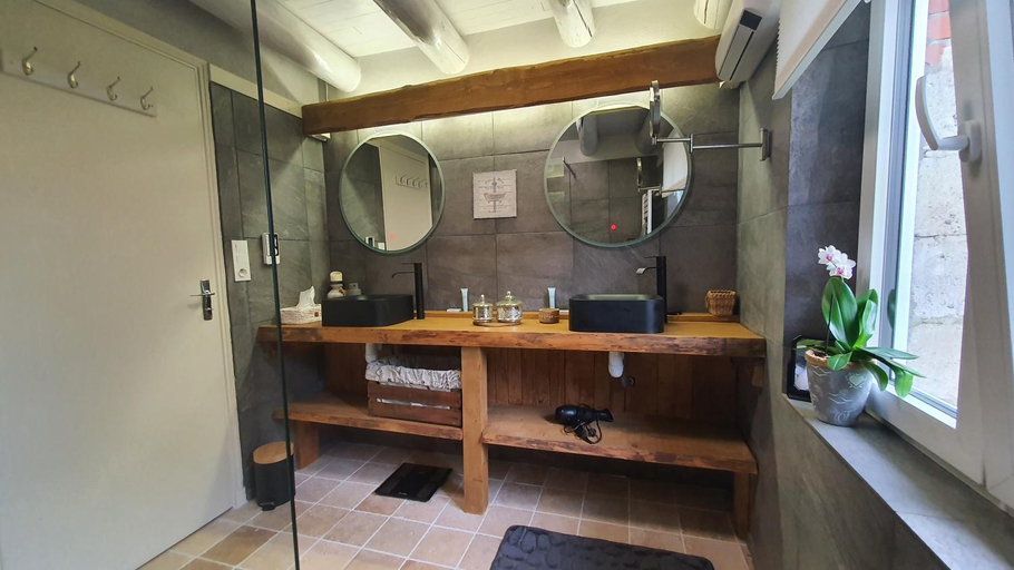 Bathroom 3, A l'oree des volcans, Puy-de-Dôme