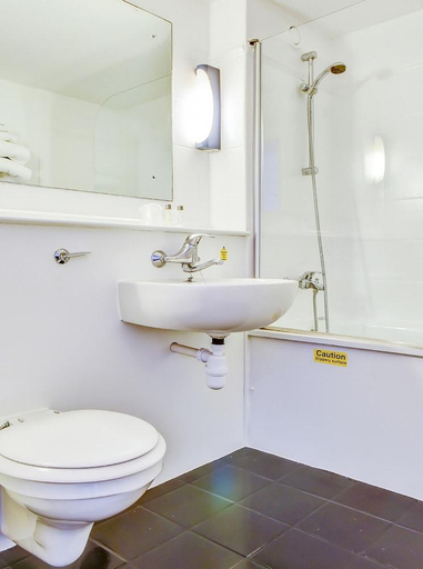 Bathroom 4, The Hotel Rafiya, Redditch, Warwickshire