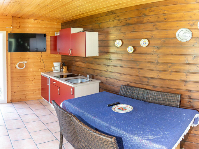 Others 5, Bungalow by Lake Ossiach with Mountain Views, Feldkirchen