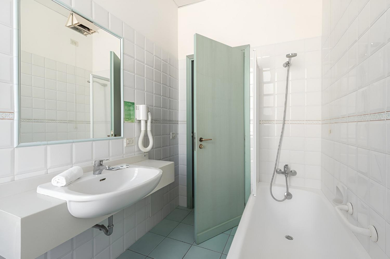 Bathroom 3, Serapo, Latina