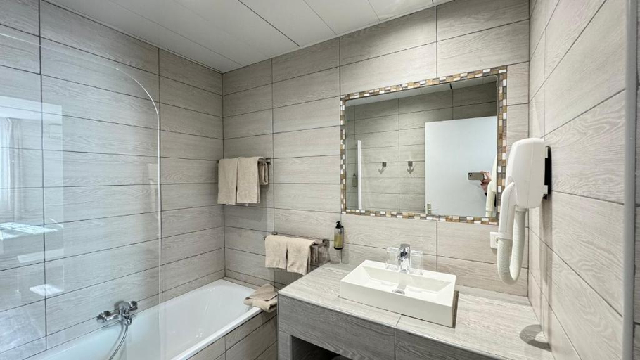 Bathroom 5, Hotel Helvetique, Alpes-Maritimes