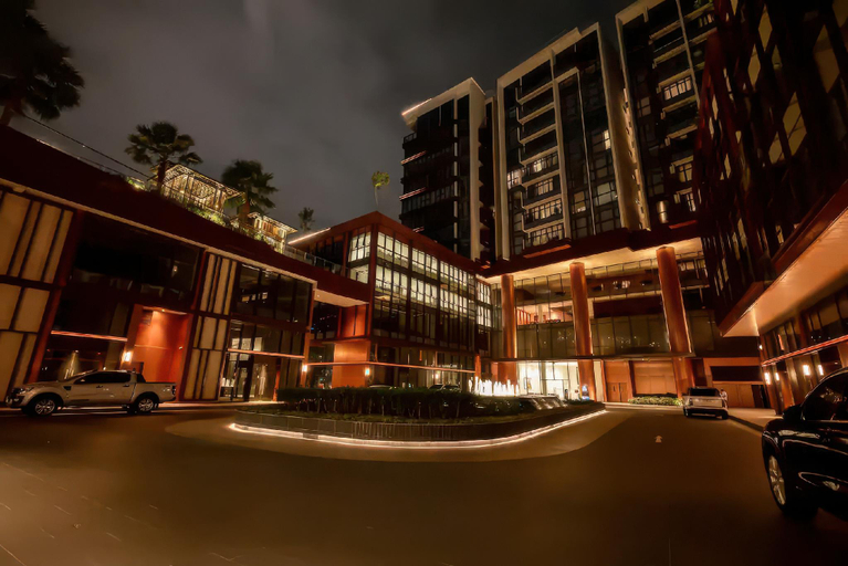 Exterior & Views
