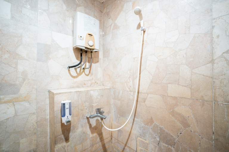 Bathroom 5, Rehat at Hotel 10 Buah Batu, Bandung
