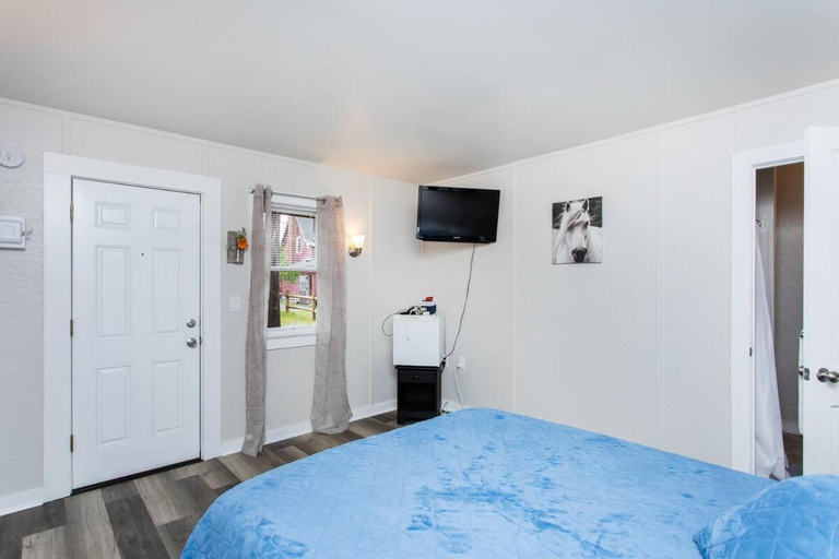 Bedroom 3, Saratoga Cabins, Saratoga