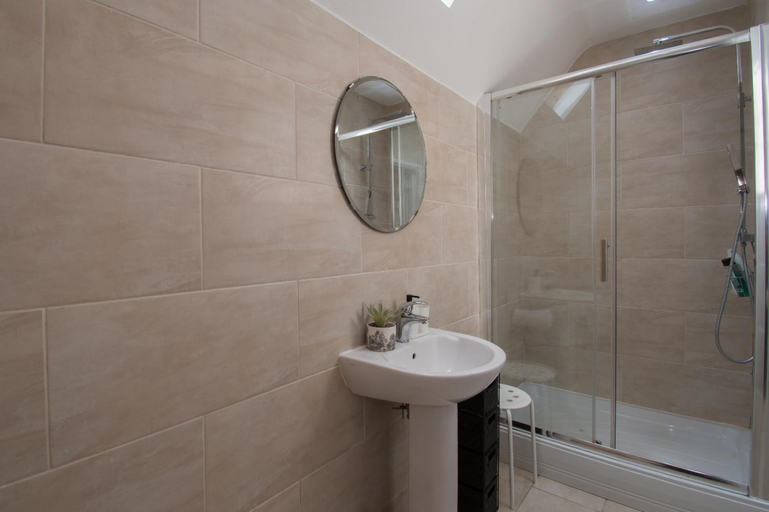 Others 3, Elegant and spacious private room with ensuite, Luton
