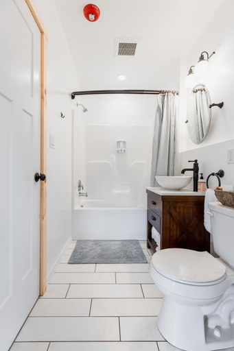 Bathroom 1, Zion Springs, Loudoun