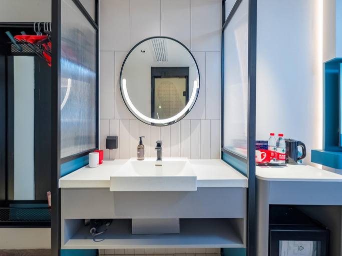 Bathroom 4, Ibis Hotel (Beijing Tiananmen Square), Beijing