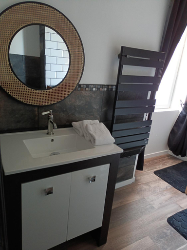 Bathroom 2, Les 2 Tours, Deux-Sèvres