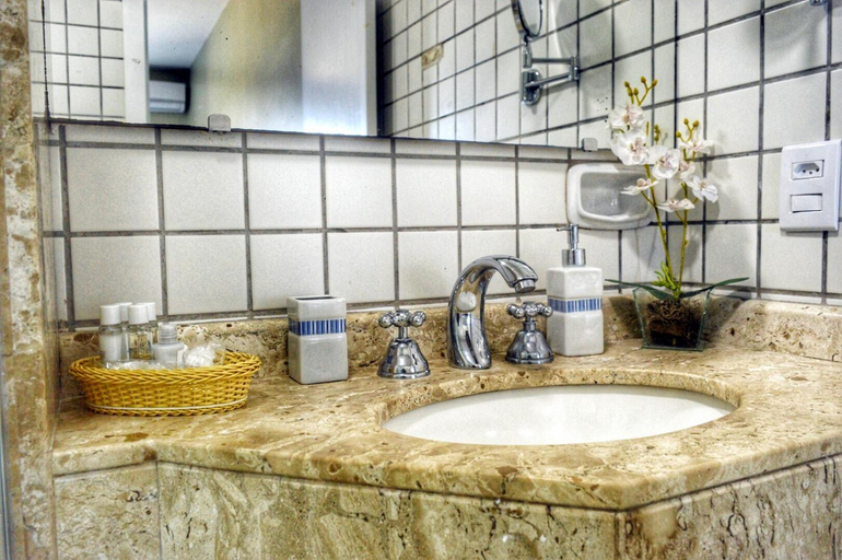 Bathroom 4, Portogalo Suite Hotel, Angra dos Reis