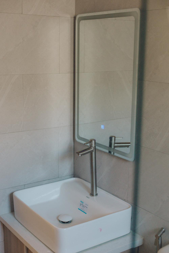 Bathroom 3, Elyseah Condotel by RedDoorz, Mabalacat