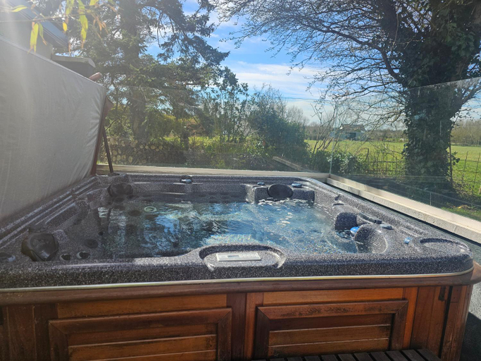 Others 5, Contemporary Dublin Suite with hot tub, Dublin