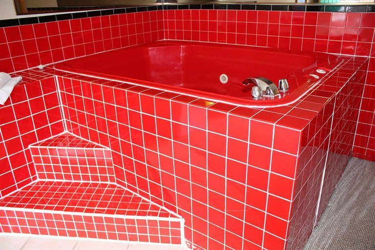 Bathroom 3, Tropicana Inn, Niagara