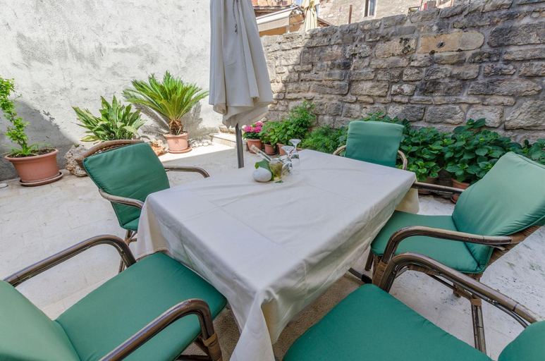 Food & Drinks, Apartments Draga, Jelsa
