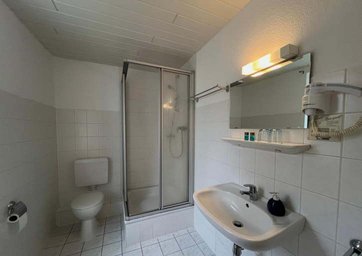 Bathroom 5, Hotel am Hafen, Braunschweig
