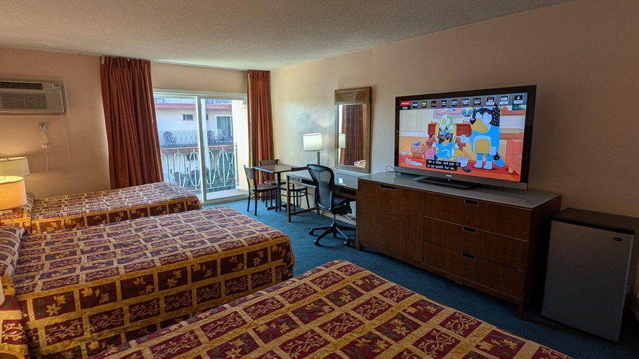 Bedroom 2, Royal Century Hotel at LAX, Los Angeles