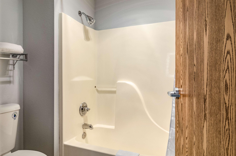 Bathroom 4, Red Lion Inn & Suites Des Moines, King
