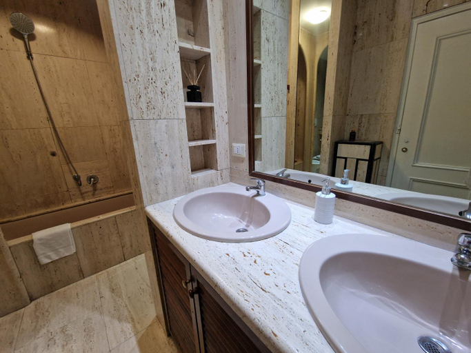 Bathroom 3, Roma story 2, Rome