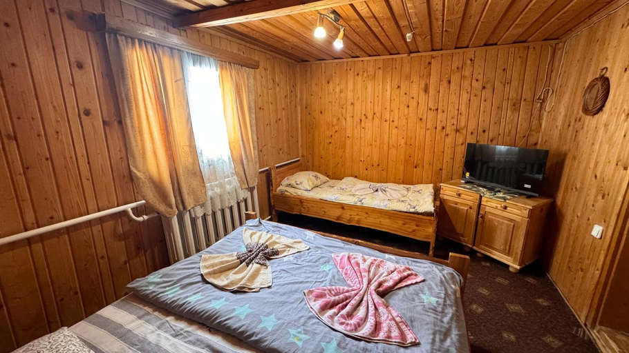 Bedroom 4, Ялинка, Rakhivs'kyi