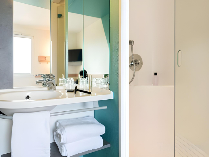 Bathroom 4,  B&B HOTEL Freiburg-West, Freiburg im Breisgau
