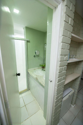 Bathroom 4, Portogalo Suite Hotel, Angra dos Reis