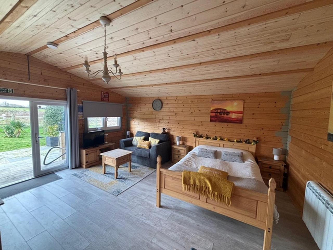Bedroom 3, Rife Lodges, West Sussex