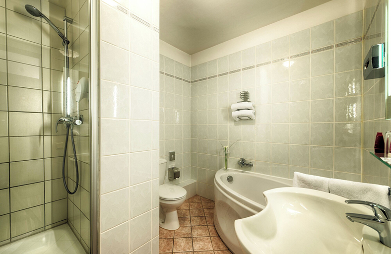 Bathroom 5, Leonardo Inn Hotel Hamburg Airport, Hamburg