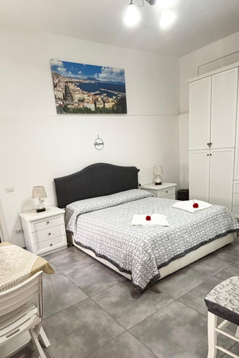 Others 4, B&b La felicita, Napoli