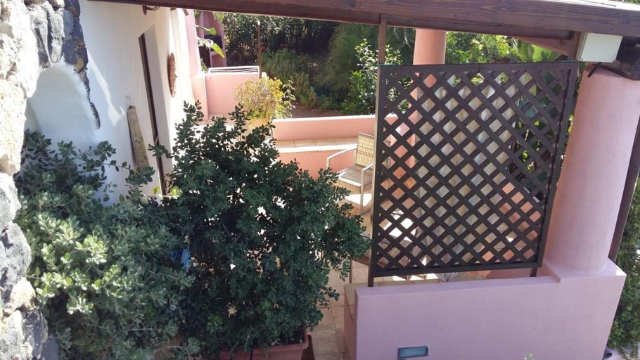 Others 3, Salina Acroeoliano monolocali in villa, Messina