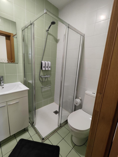Bathroom 2, Get Cozy, Porto