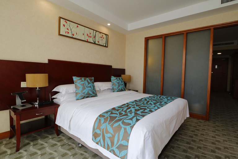 Bedroom 2, Qingdao Royal Garden Hotel, Qingdao