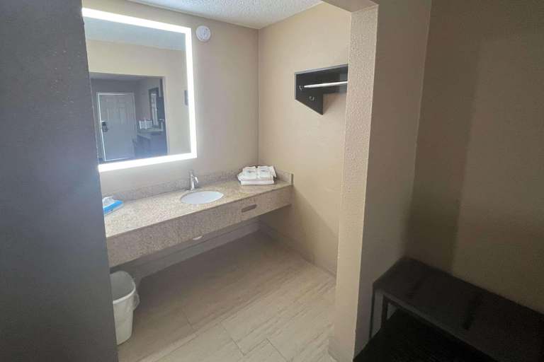 Bathroom 5, Super 8 by Wyndham Paducah I-24 Exit 4, McCracken
