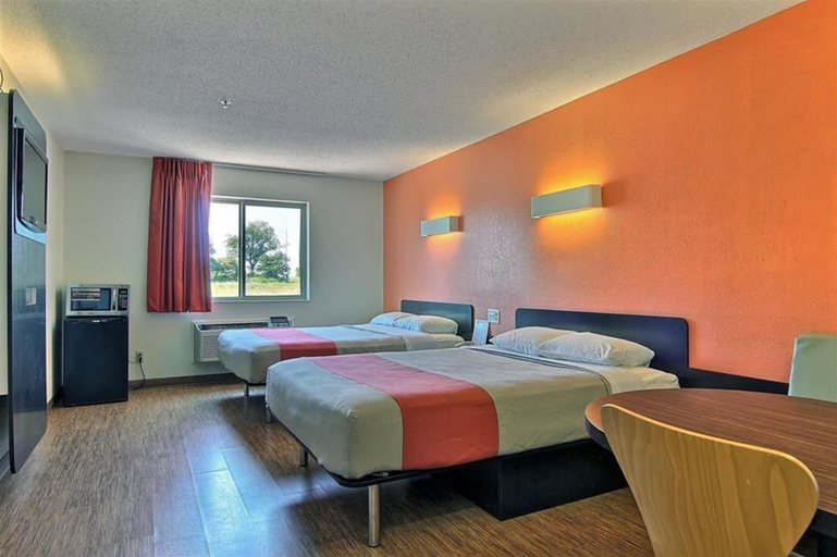 Bedroom 3, Motel 6 Gilman, Iroquois