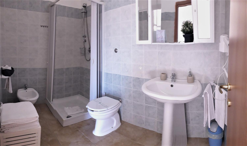 Bathroom 4, Meravisola, Cagliari