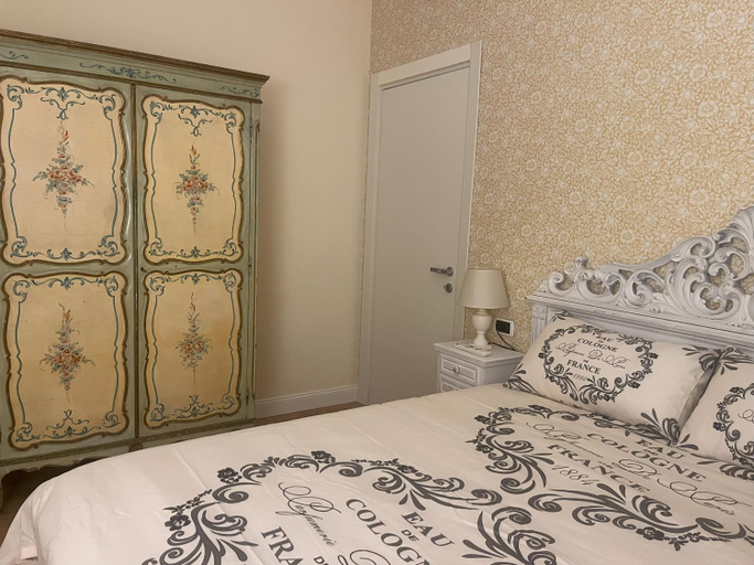 Others 4, Bed and Breakfast 30, Rome