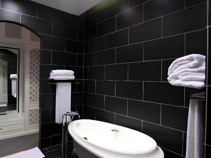 Bathroom 4, Chloe Gallery, District 7