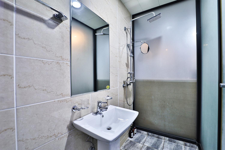 Bathroom 4, Hotel Noah, Jung