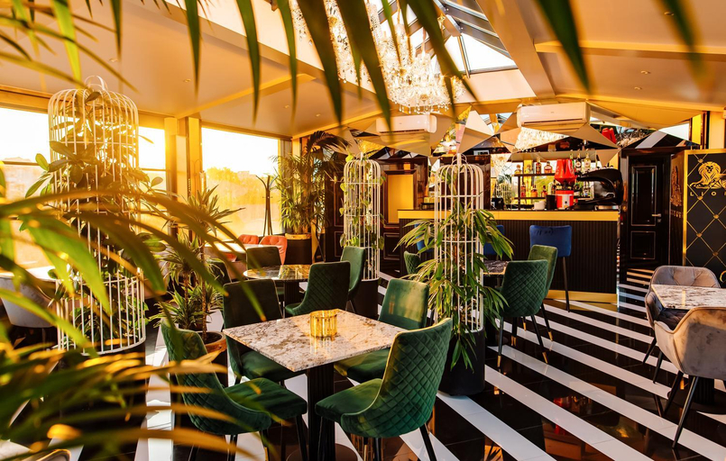 Food & Drinks 5, Lion's Hotel