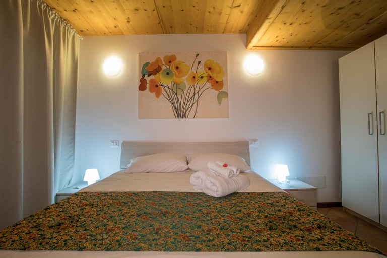 Bedroom 5, Blue villa with shared pool and private garden near Sal, Brescia