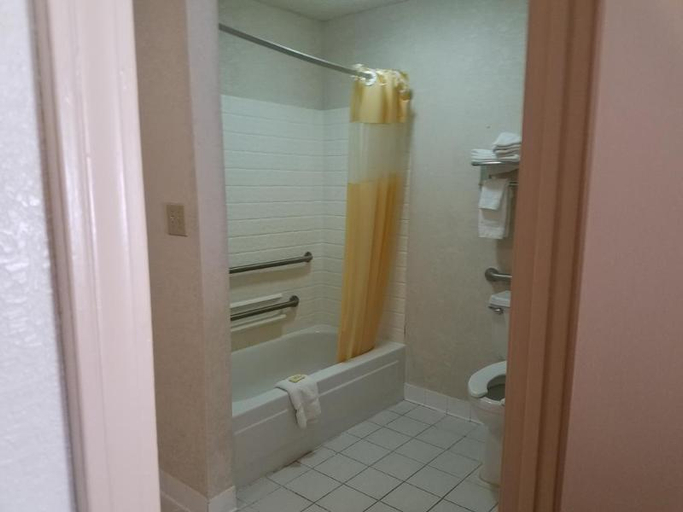 Bathroom 3, Ameriview Inn and Suites, White