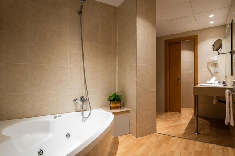 Bathroom 5, ALEGRIA Plaza Paris & Spa 4 SUP, Girona