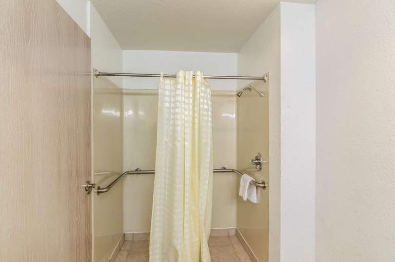 Bathroom 4, Motel 6 Oklahoma City OK, Oklahoma