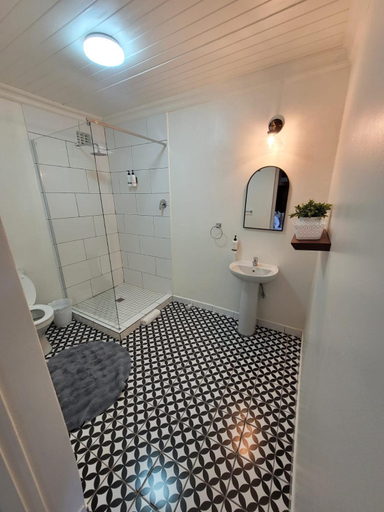 Bathroom 3, Solo Gracia Guesthouse, Mangaung