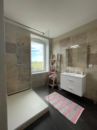 Bathroom 3, Mas Tareau la Syrah, Gard